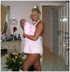 Anna Nicole Smith with daughter, Dannielynn