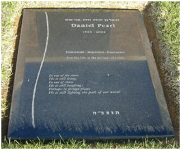 Daniel Pearl handcuffed with a gun to his head