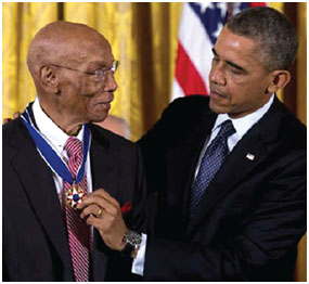 Ernie Banks awarded Presidential Medal of Freedom