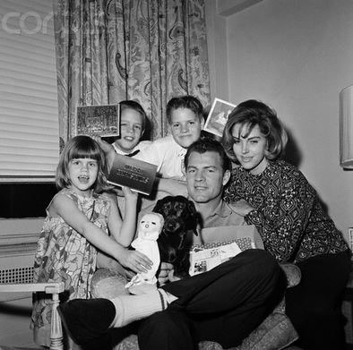 Frank Gifford with his first wife and 3 children