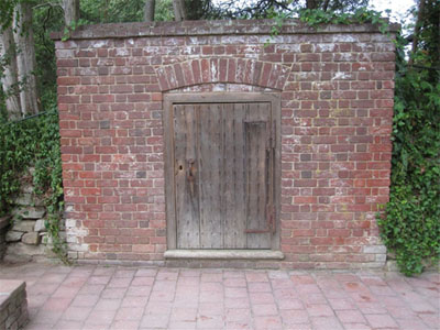 George Washington's original grave on his plantation