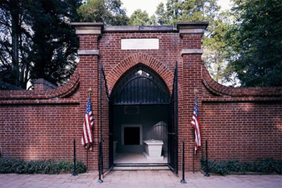 George Washington's grave in Mount Vernon