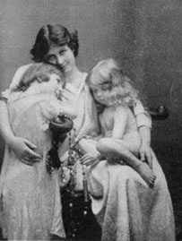 Isadora Duncan and her 2 children