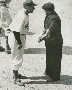 Leo Durocher arguing with umpire
