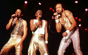 Maurice White performing with Earth, Wind and Fire