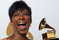 Natalie Cole winnign a grammy award